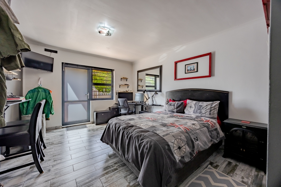 6 Bedroom Property for Sale in Flamingo Vlei Western Cape